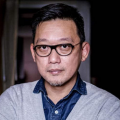 校花被绑在公厕当坐便器