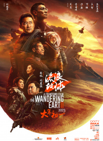 认真工作的她